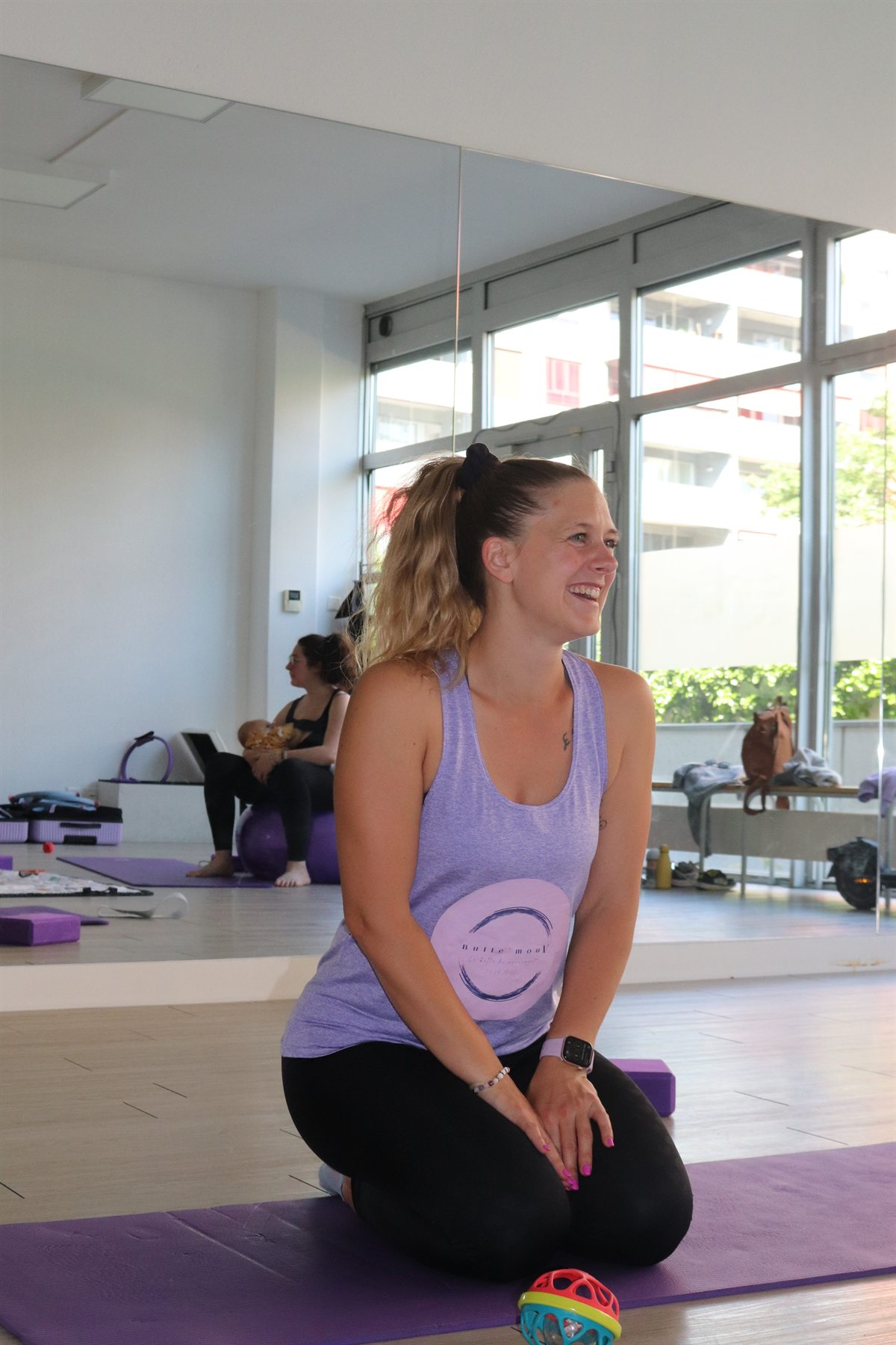 Coach Bulle'mouV souriante dans la salle de cours